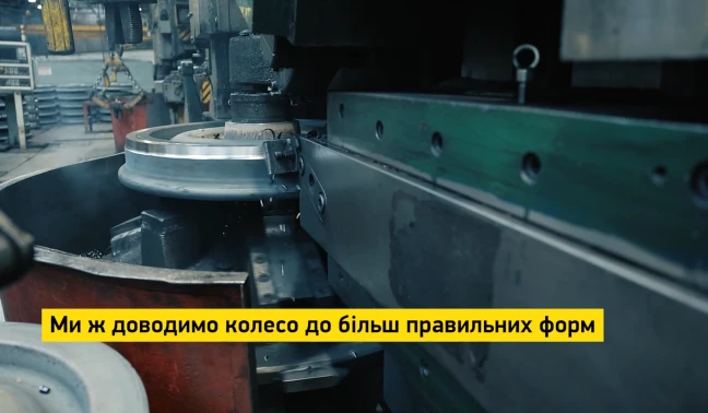 Who are vertical turret lathe (VTL) operators?