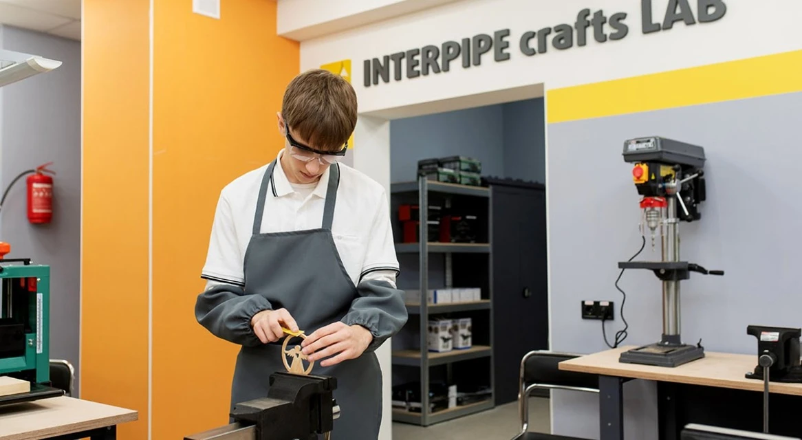 Від фронту до учнівської лави. Як Інтерпайп реалізує КСВ-проєкти в умовах війни